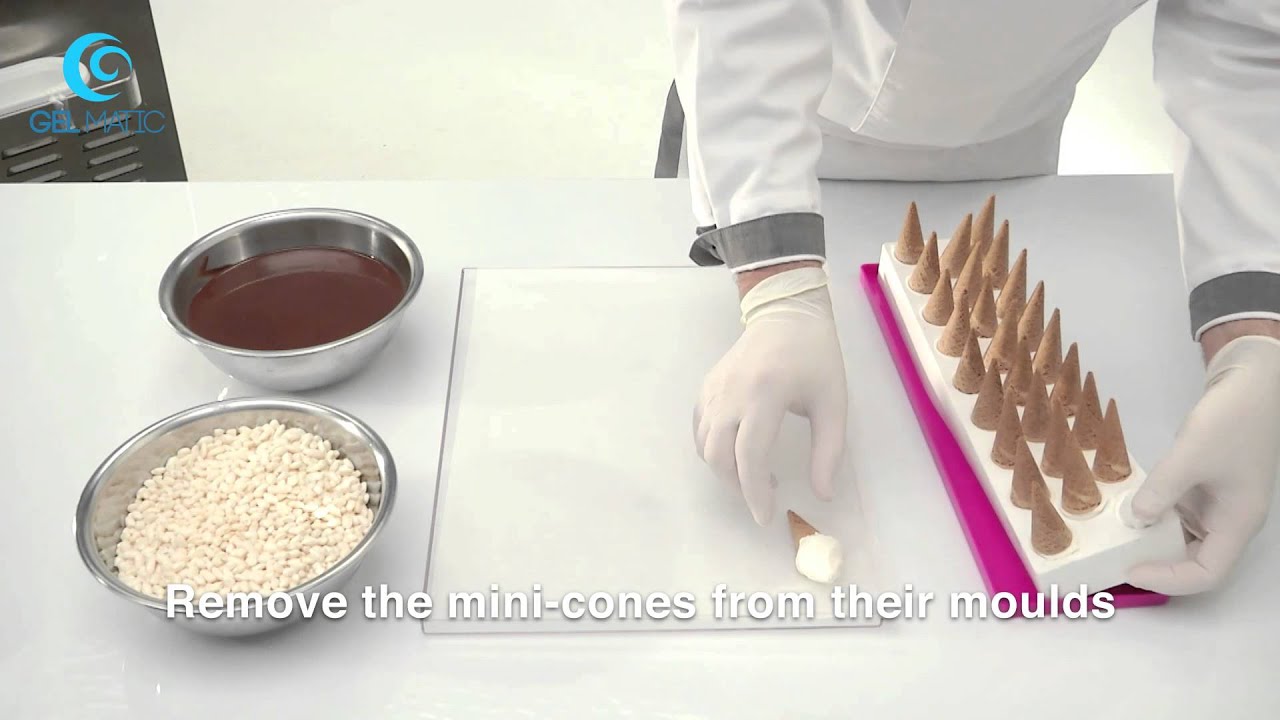 Mini-cones with fiordilatte express gelato, chocolate and puffed rice