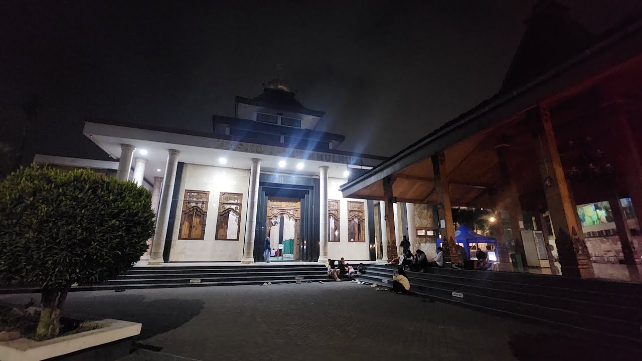 EDISI JABAR-KUMANDANG ADZAN SUBUH MASJID UMMUL HUDA KM 149 TOL CIPULARANG ARAH JAKARTA DI JAWA BARAT