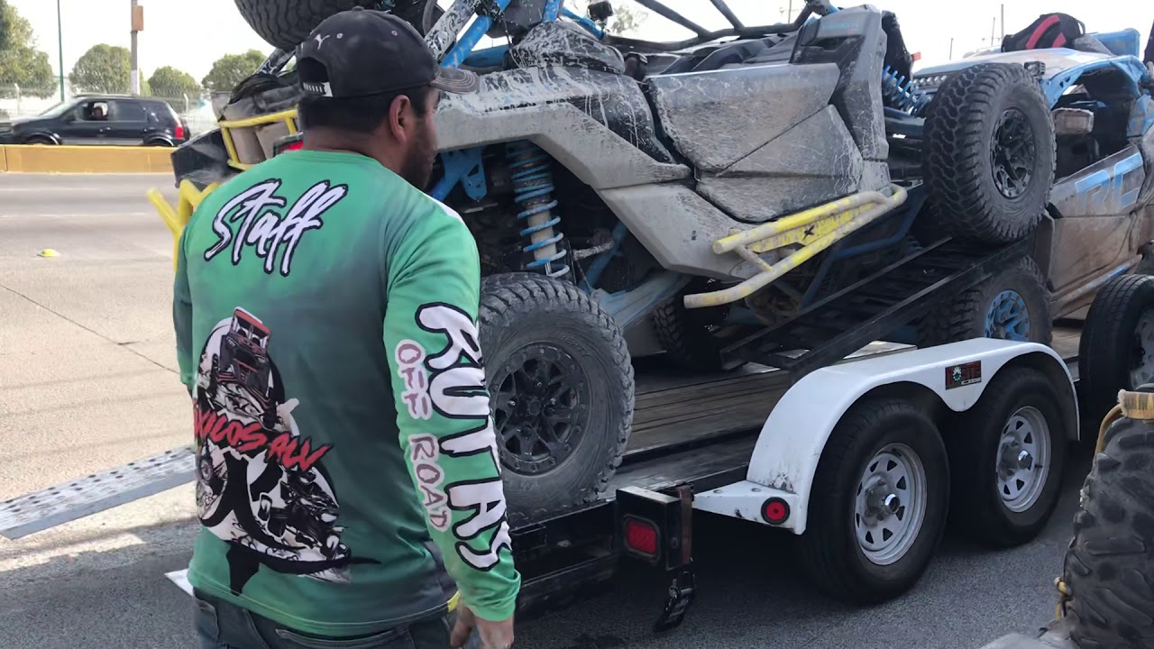 Subiendo los UTVs al Remolque