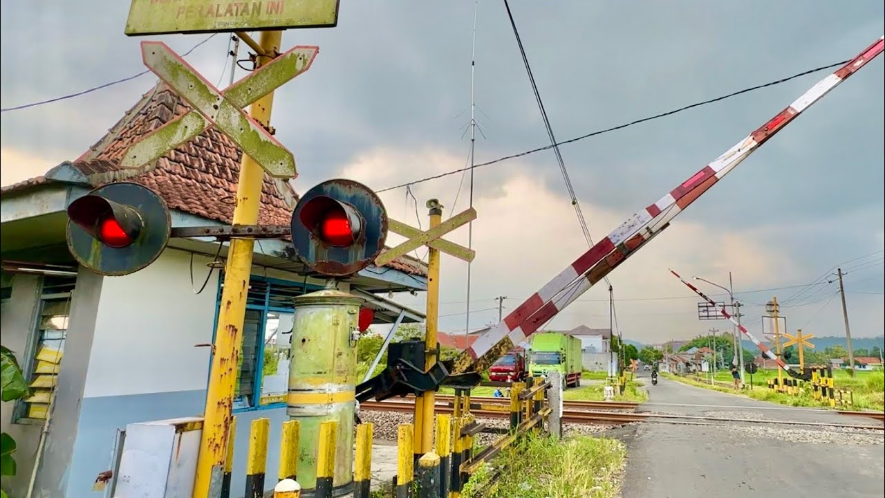 Perlintasan Unik Kereta Api Patemon Kebumen, Jawa Tengah