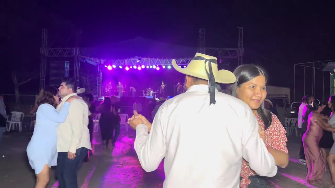 Banda La Orgullosa Del Rancho / EN VIVO / Valle Luz Gro / Para Bailar De A Cartoncito