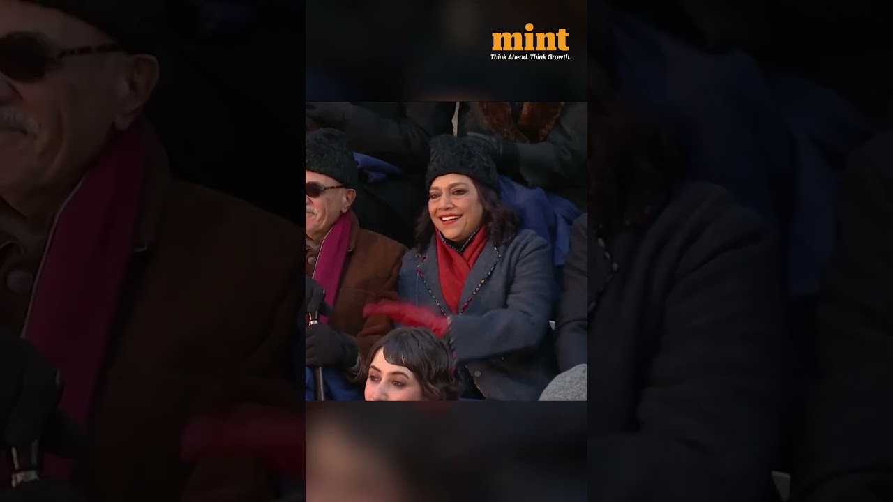 Ода родителей, прозвучавшая в исполнении Зорана Мамдани, растрогала его мать Миру Наир во время ц...