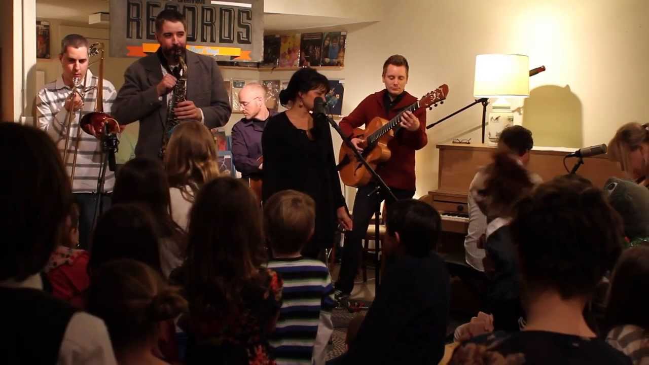 Norah Jones (Chasing Pirates) - Liberation Living Room