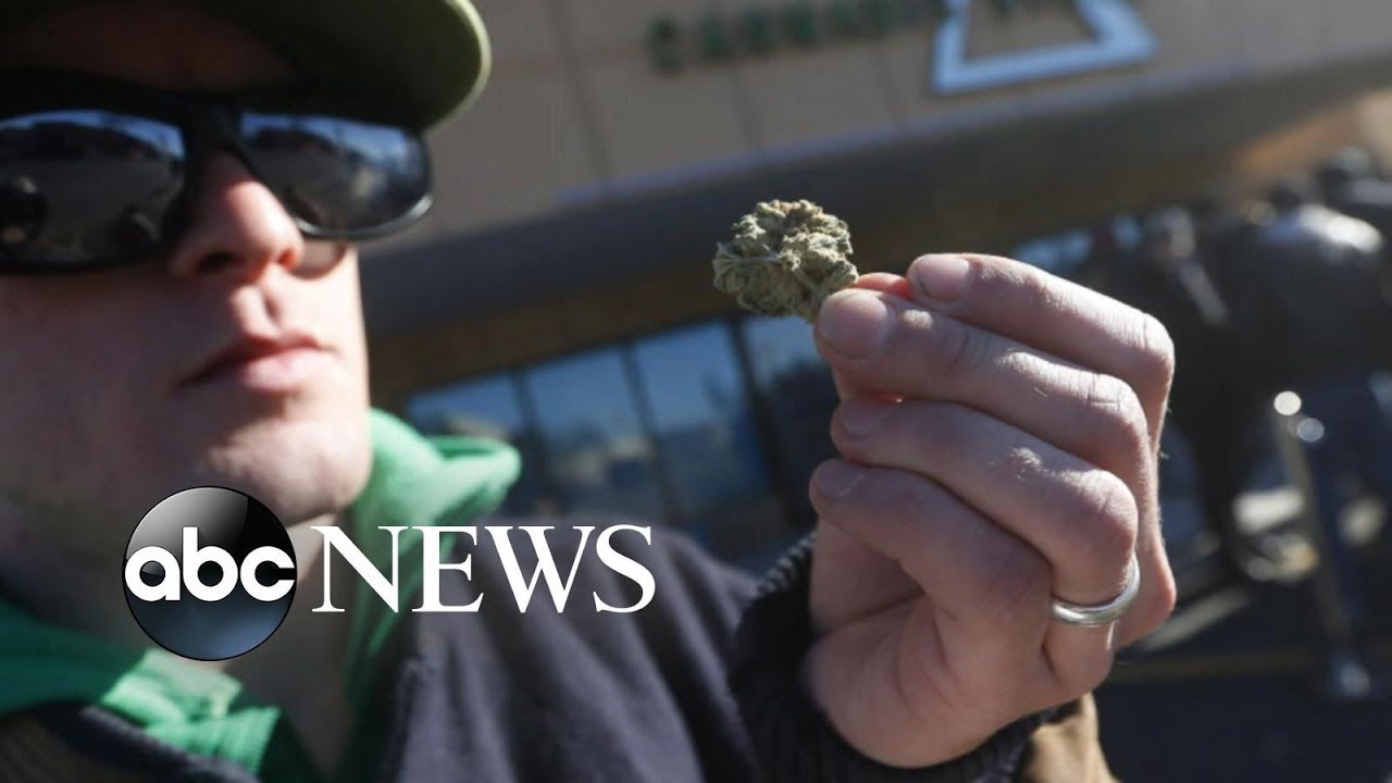 Thousands line up early in Canada to buy marijuana legally