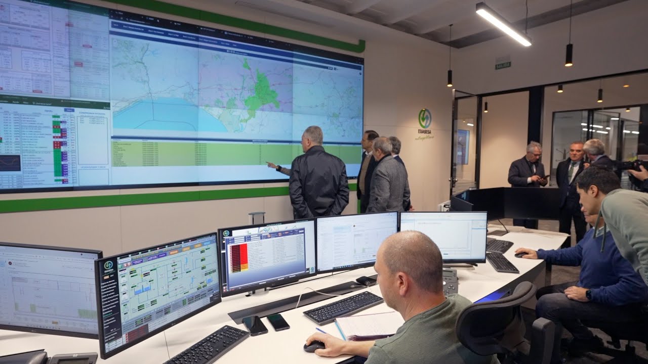 A primera hora, el alcalde supervisa el Centro de Control de EMASESA por la #BorrascaLeonardo