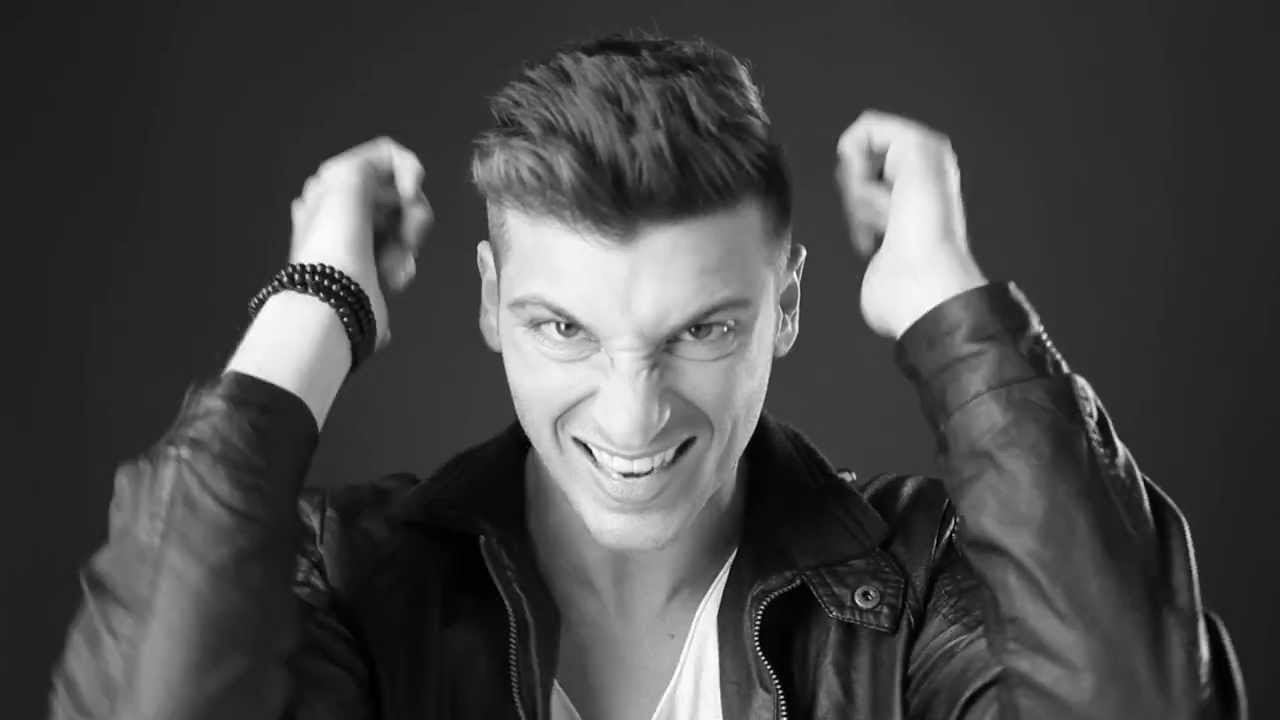 Riccardo FRAiL - Piove Nero (official video 2014)