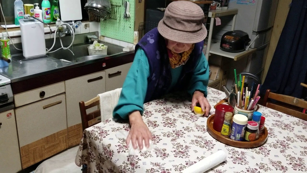 2019.01.13 食後のばぁちゃん 後片付け