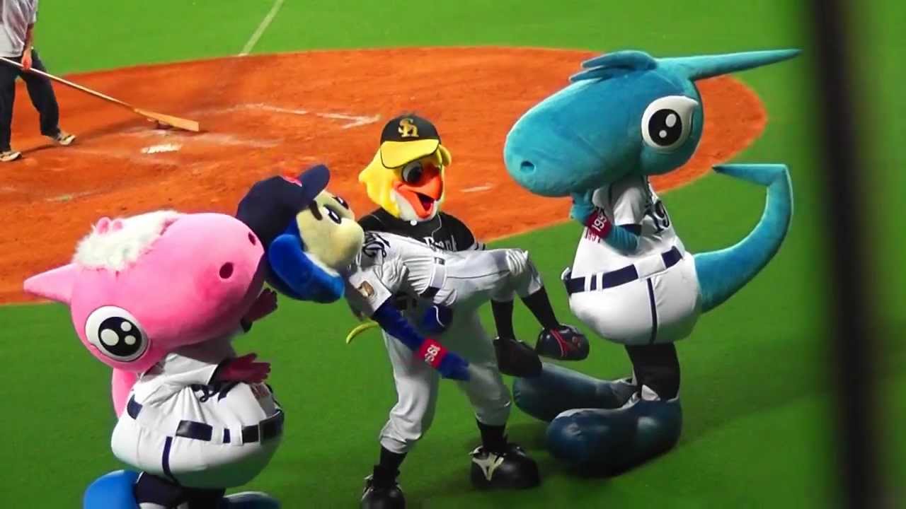 ドアラvsハリーホーク　バク転対決　そして今年も担がれる　120528 対SB戦