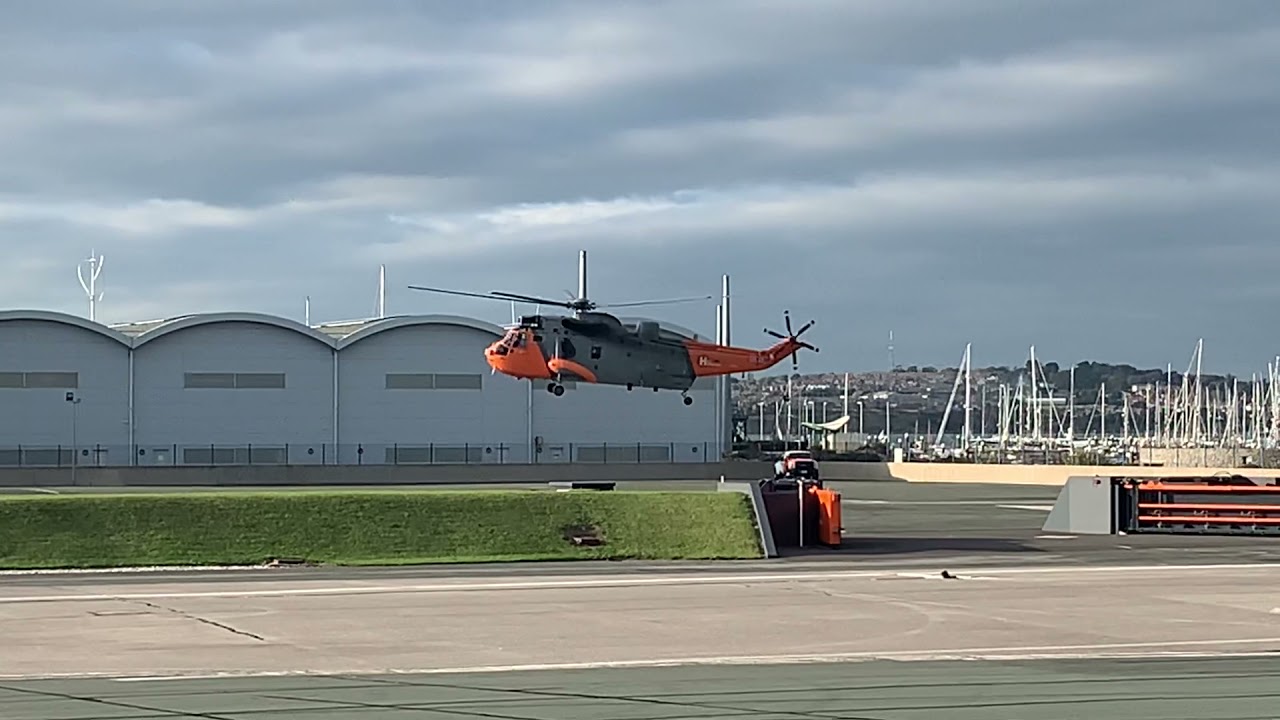 Sea king helicopter landing at Portland 12/10/21.