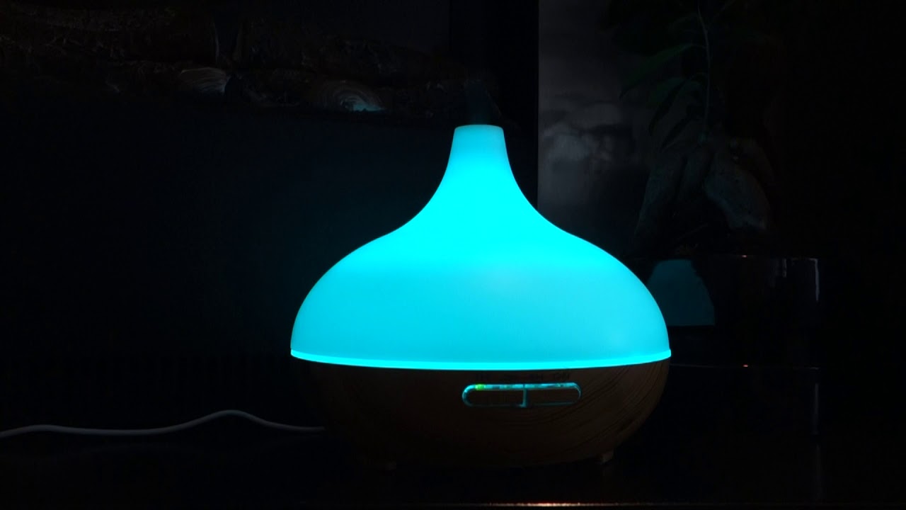 Aroma difuz&eacute;r b&iacute;l&yacute; a světl&eacute; dřevo