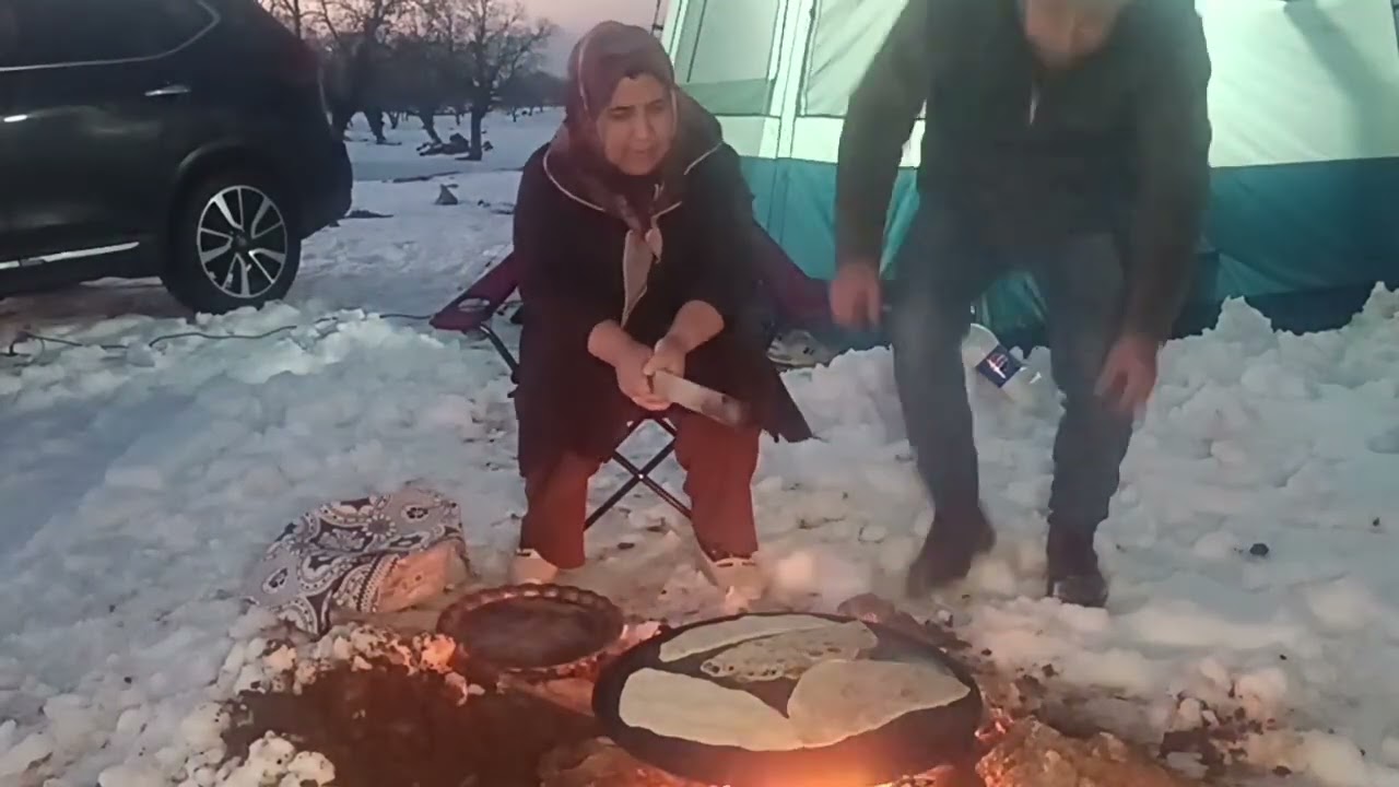 Dogada sovuk havada kamp  saçta börek yapma