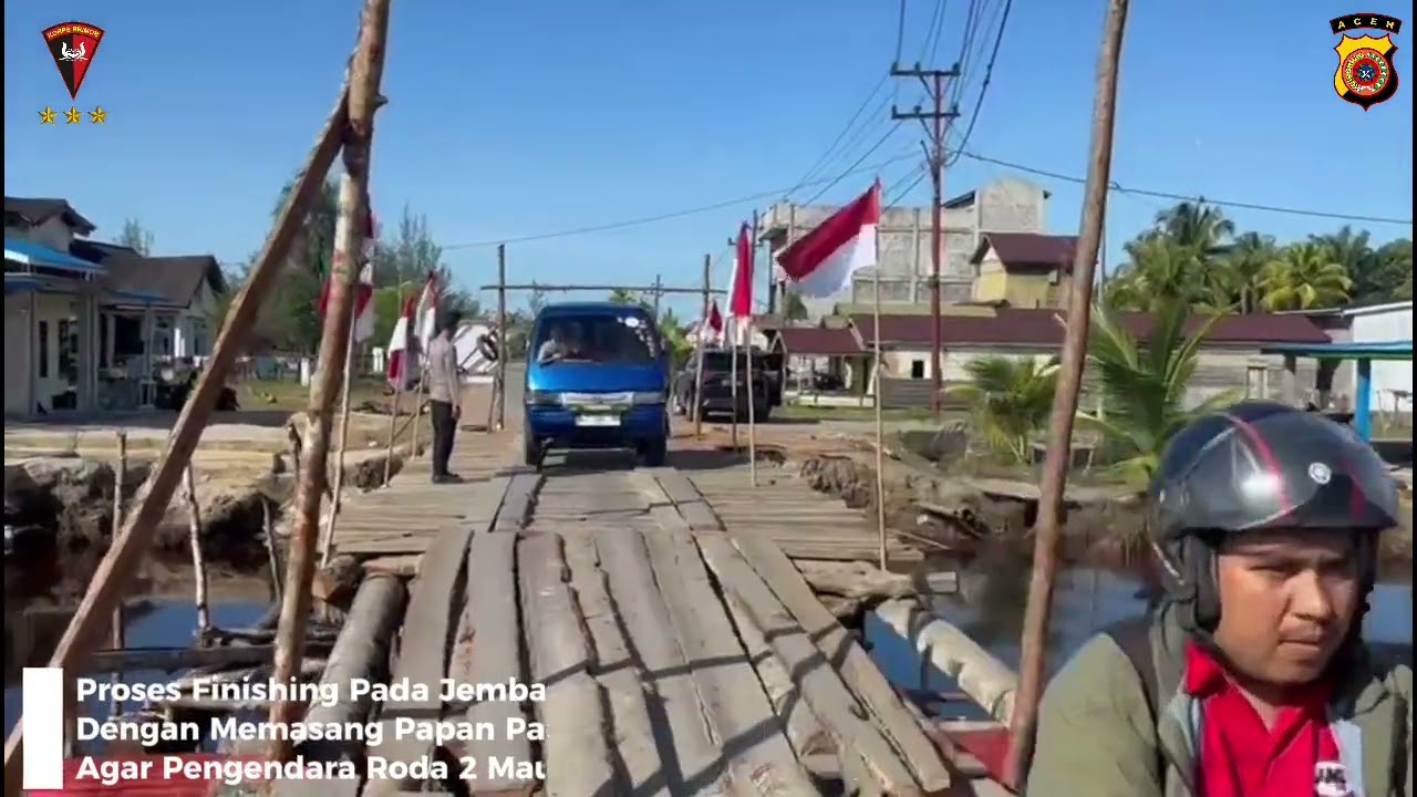 Brimob aceh bersinegri bangun jembatan darurat pascabencana di aceh singkil