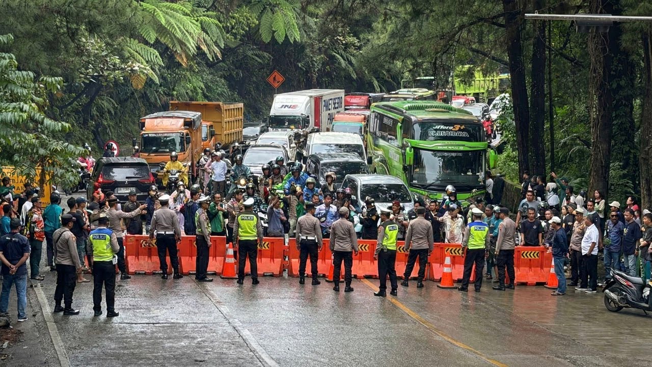 TIDAK BISA LEWAT !!! MENIT MENIT SITINJAU LAUIK MACET TOTAL, Pengendara Menatap Cemas Aparat Berjaga