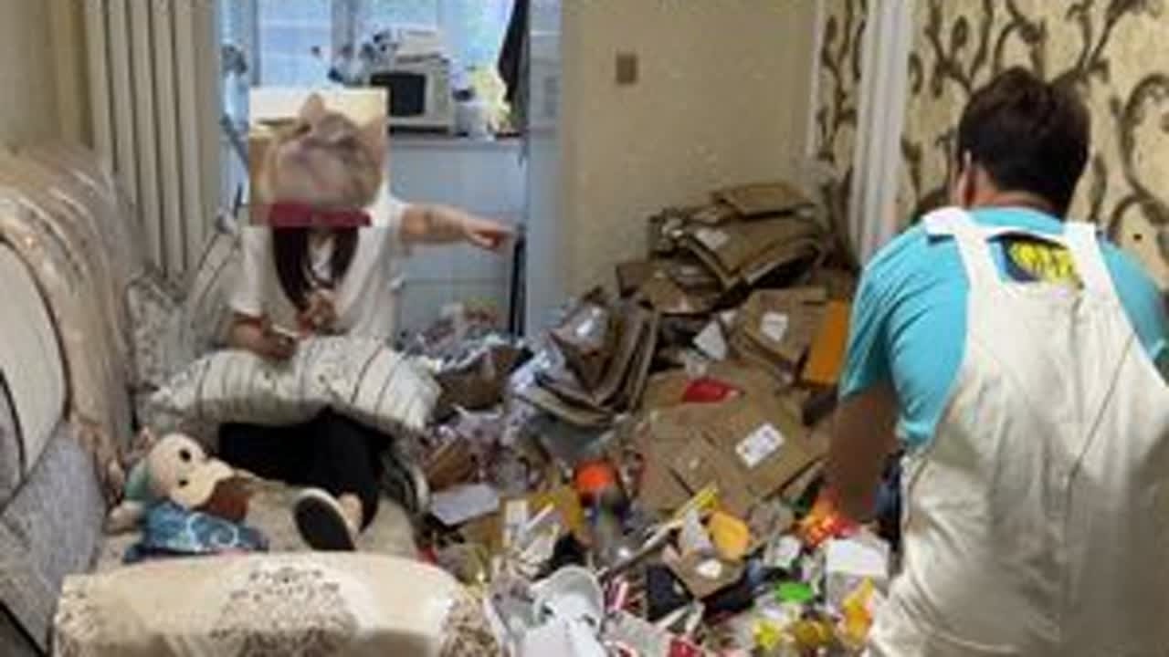 你敢相信拥有百万粉丝的美女主播竟然住在这样的环境里吗？人前光鲜亮丽的女主播，人后却住在垃圾推里，今天真是给我长见识了！#网红 #计时工牌油污净 #年底大扫除 #家政
