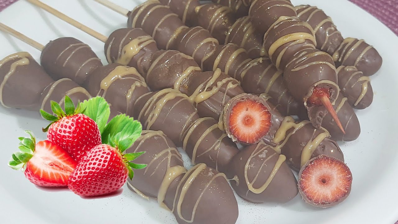 ESPETINHO DE MORANGO COM CHOCOLATE FÁCIL E RÁPIDO