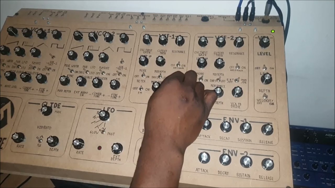 DIY analog synth project. (Another near 30 minute noodle on the Ad-vantage 02m)