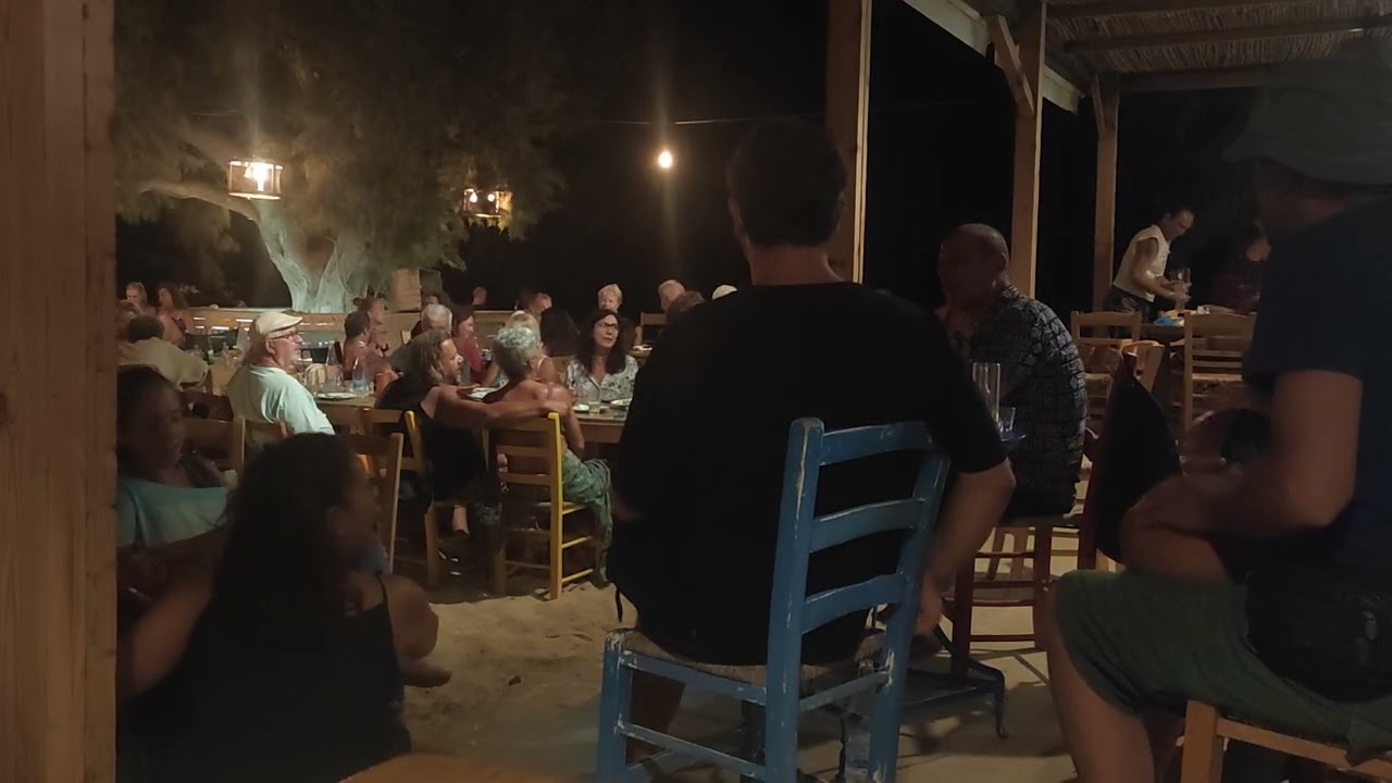 ΡΑΓΙΖΕΙ ΑΠΟΨΕ Η ΚΑΡΔΙΑ -Μαιτρ-Νικος/Στίχοι:Τάκης ΣιμώταςΜουσική:Νίκος Παπάζογλου/Σαρακηνικο Γαυδου