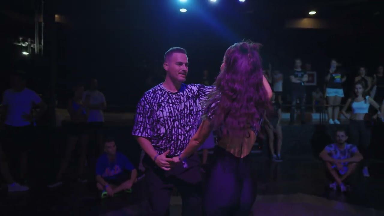 🪩 OSCAR E INÉS  DEMO BACHATA: EL ARTE DEL BAILE EN FEVER MALLORCA (ESPAÑA)