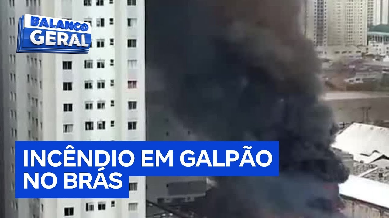 Incêndio de grandes proporções atinge galpão no Brás, região central de São Paulo
