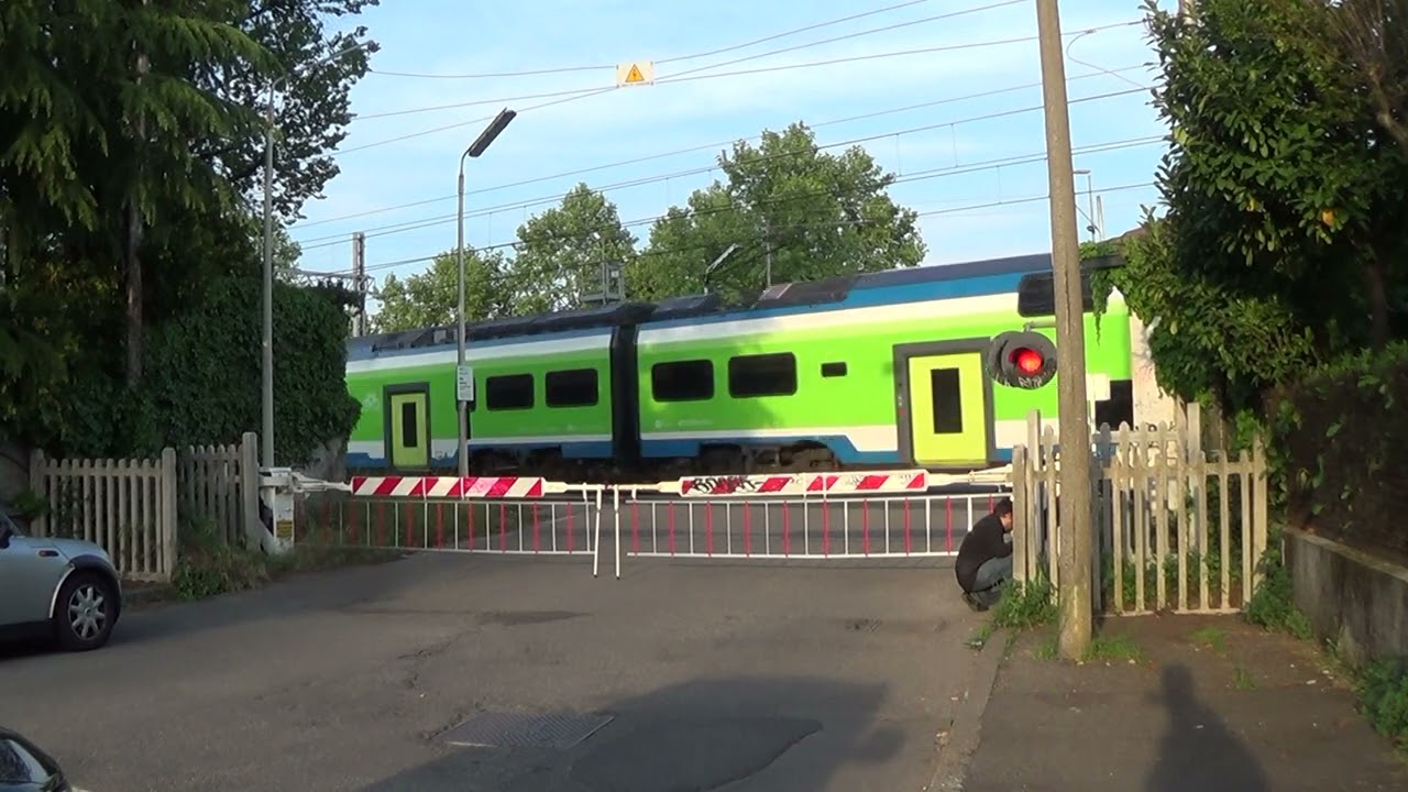 Passaggio a livello di via Enrico Osculati - Monza / Level Crossing / Planovergang / Plankorsning