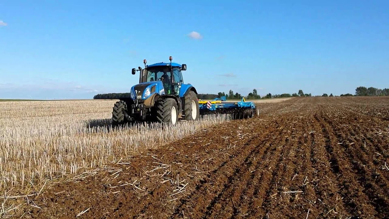 New Holland t 8.390 mit Farmet Diskomat 8