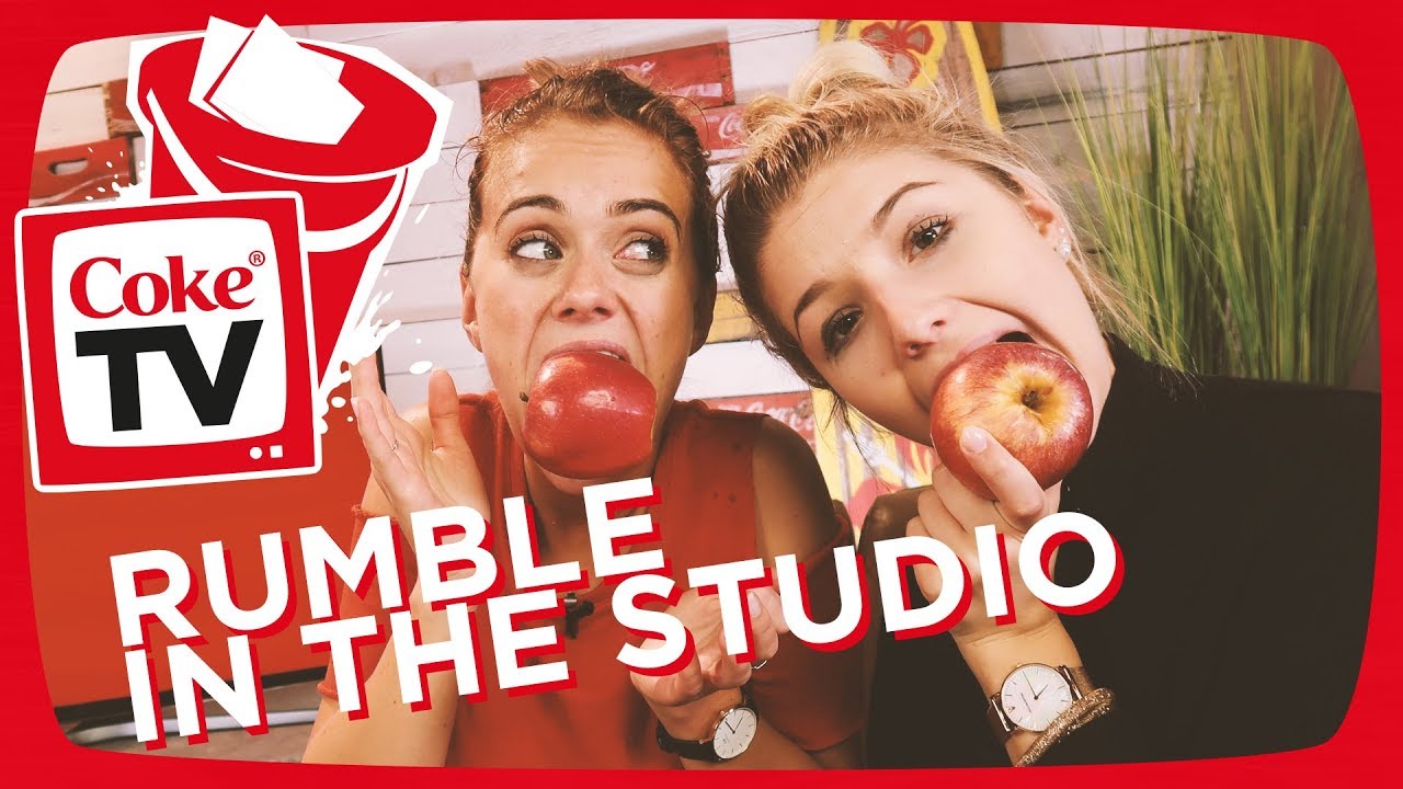 Apfeltauchen im Studio Marie & Nicole Cross | #CokeTVBucketlist