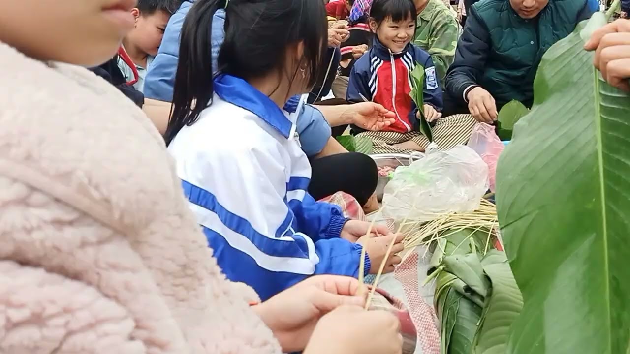Hoạt động trải nghiệm ý nghĩa. Gói bánh chưng tết truyền thống Việt Nam 