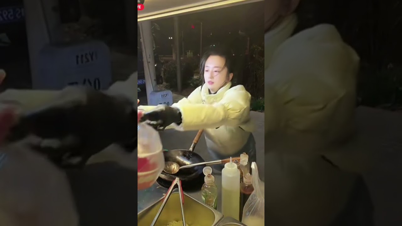 The process of making and selling Chinese stir-fried noodles and fried rice