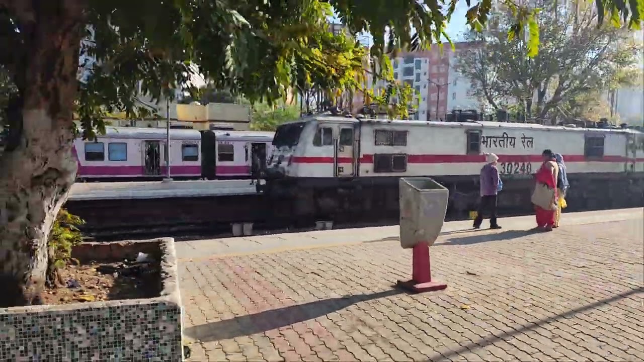 Ghaziabad - New Delhi MEMU Overtaking Prayagraj Humsafar Express || RAILFANDS||