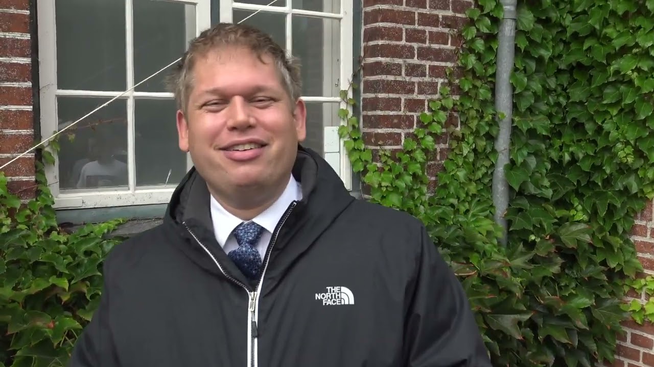 Rasmus Paludan verbalt overfaldet af kvinde, der sp&oslash;rger: ER DET JUL? (Niv&aring; Station, 19 AUG 2018)