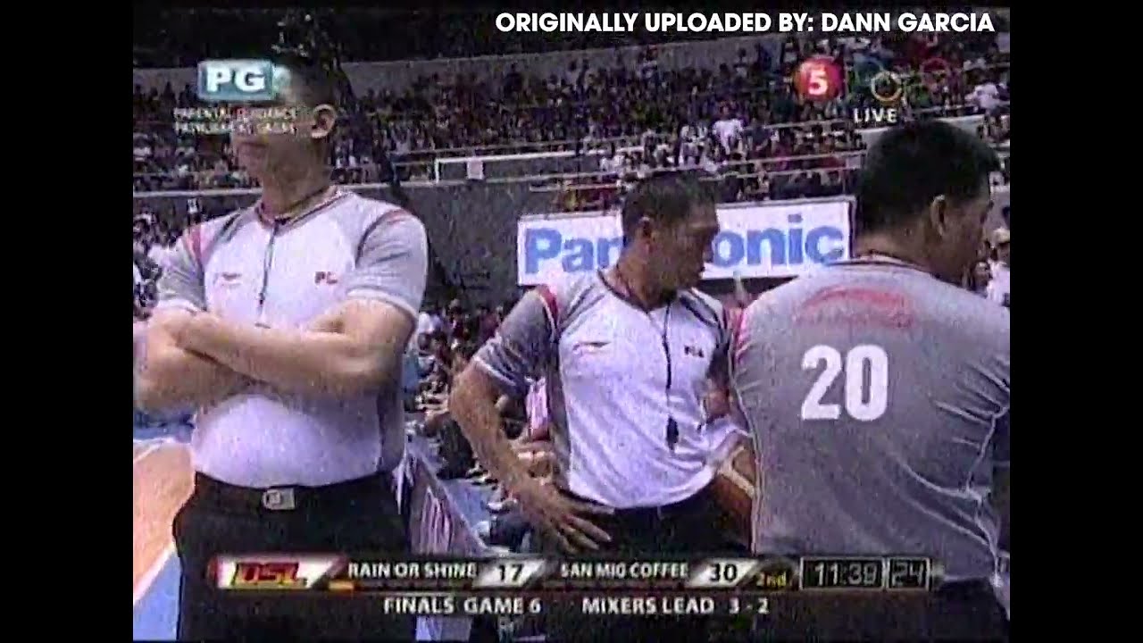 Команда Rain or Shine покидает финал Кубка Филиппин PBA 2013-14 (Rain or Shine против San Mig Cof...