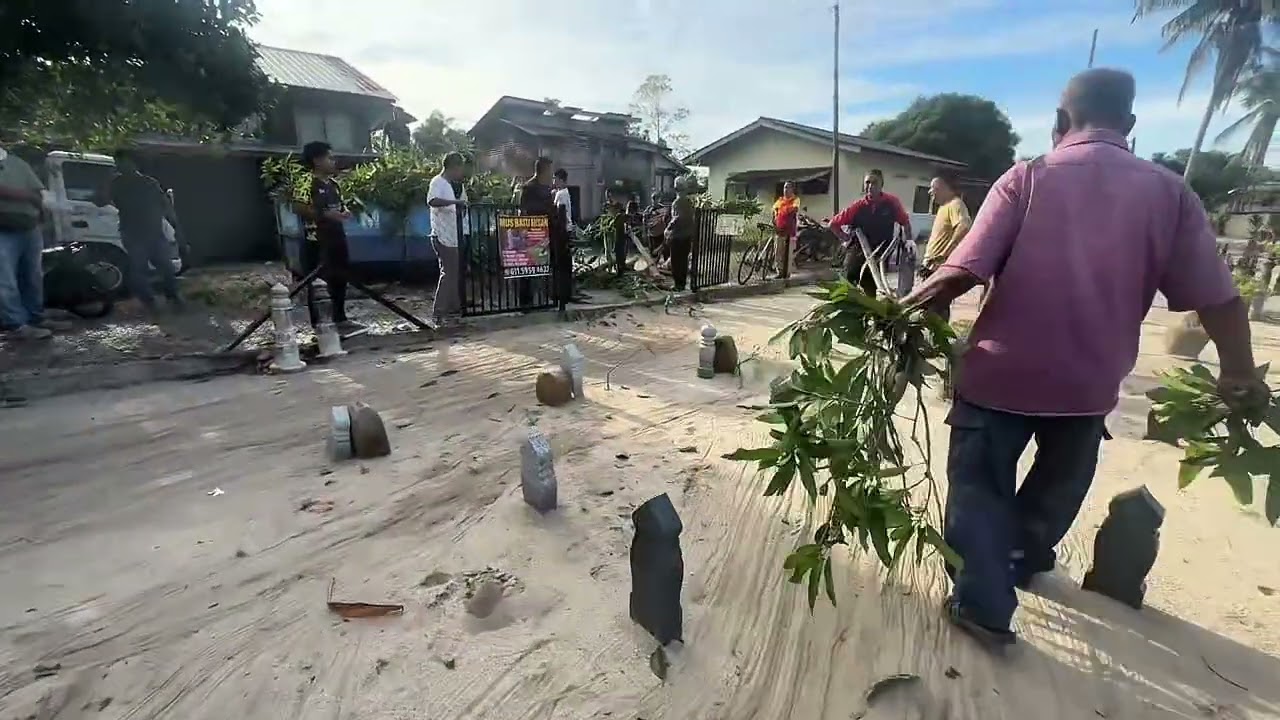 Gotong royong Tebang Pokok di Kubur Pekan Darat 15.2.26