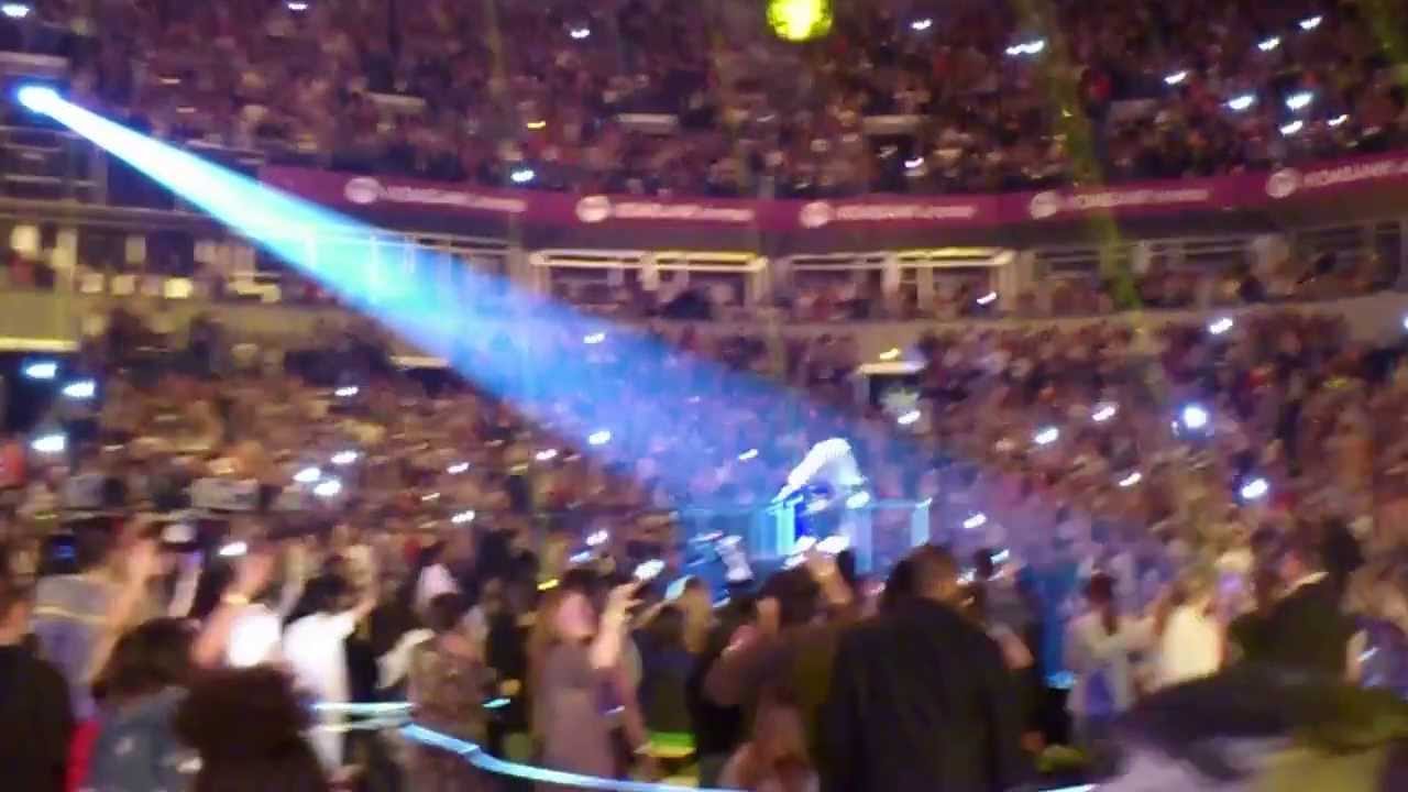 Beyonce - The Mrs. Carter Show World Tour - Irreplaceable - Belgrade (up-close!)