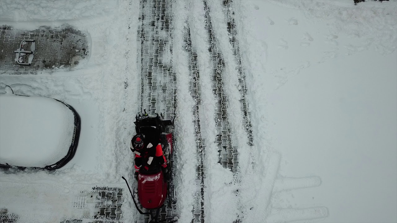 &Uacute;klid sněhu zahradn&iacute;m traktorem Seco Starjet P6 4x4 PRO
