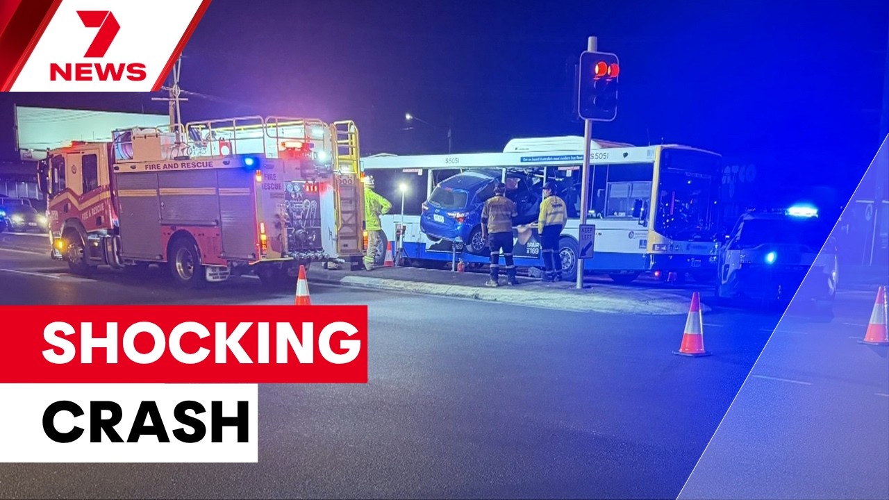 Побег века: автомобиль протаранил автобус | 7NEWS