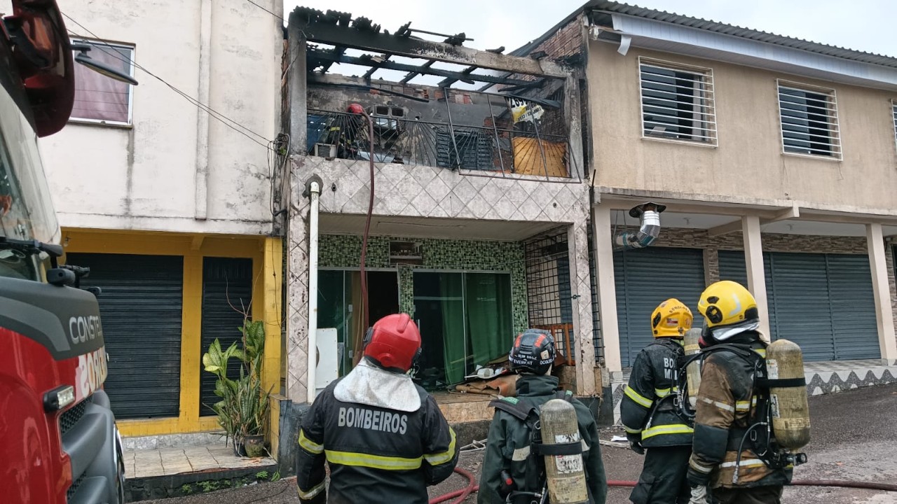 Urgente: incêndio atinge casa no bairro Redenção
