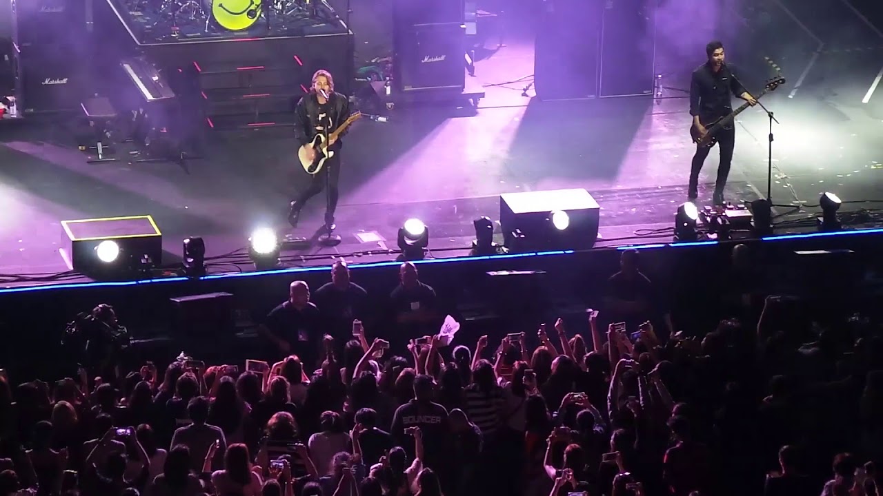 DON'T STOP (5 Seconds Of Summer | 2017 Momentum Live MNL)