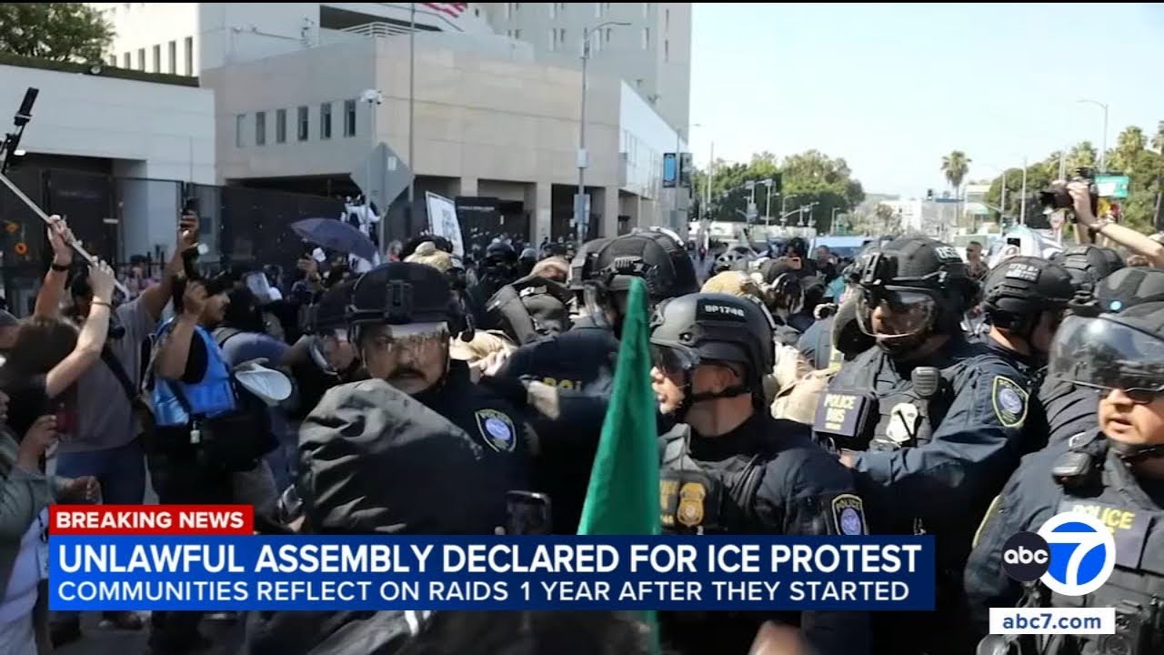Полиция приказала разойтись участникам протеста против ICE в центре Лос-Анджелеса после столкновений