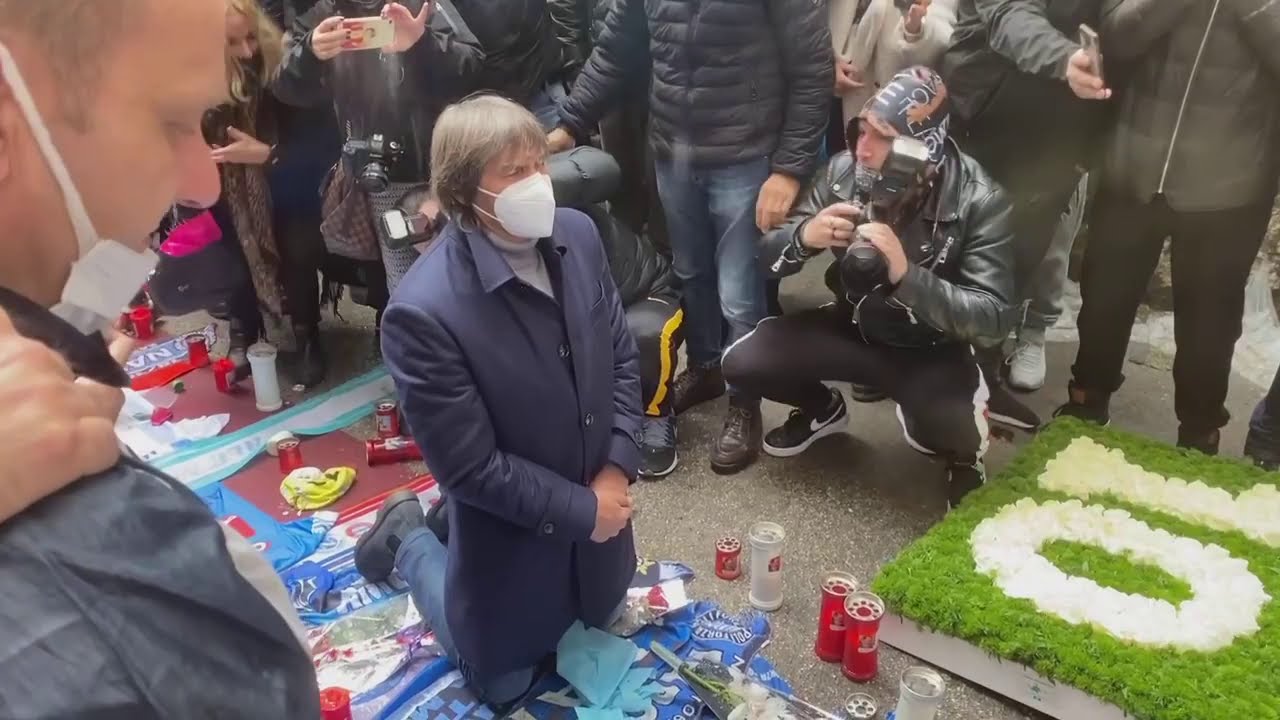 Napoli - Bruno Conti, l’ex asso della Roma in ginocchio da Maradona (29.11.20)