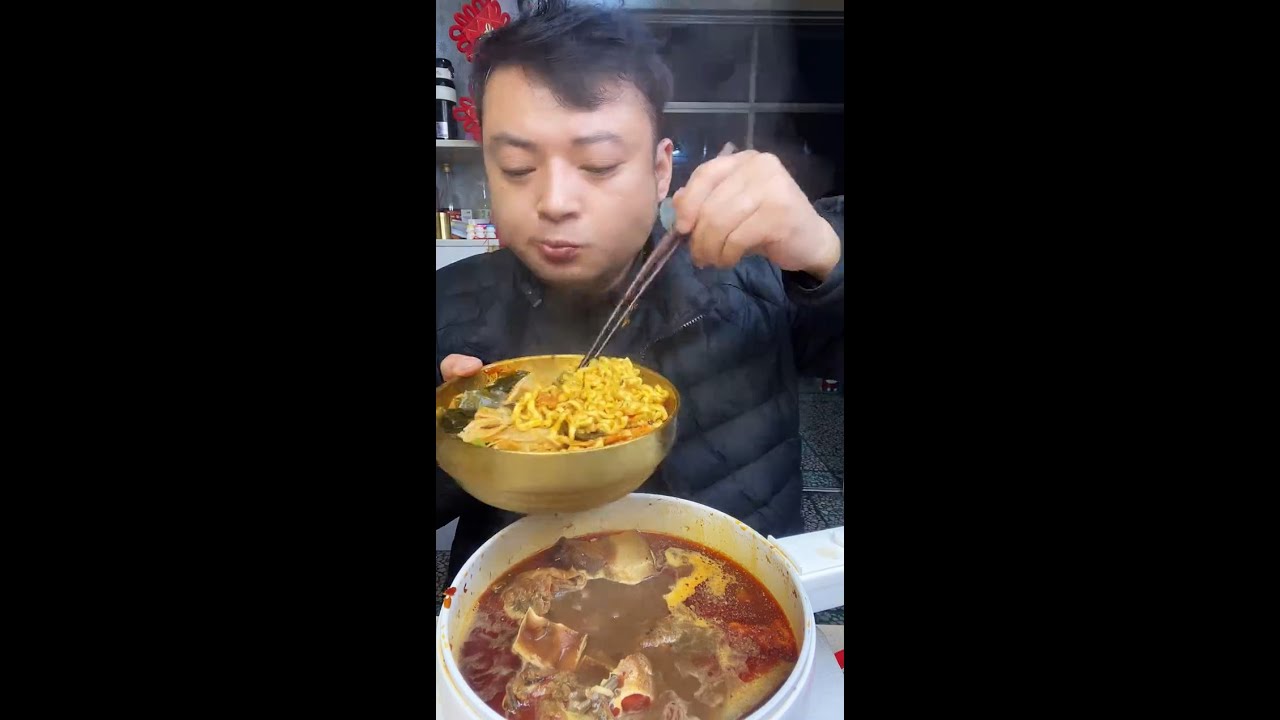 🔴 LIVE: Chinese Guy Eats & Chats with Soft ASMR Bites | Cozy Mukbang & Gentle Laughs