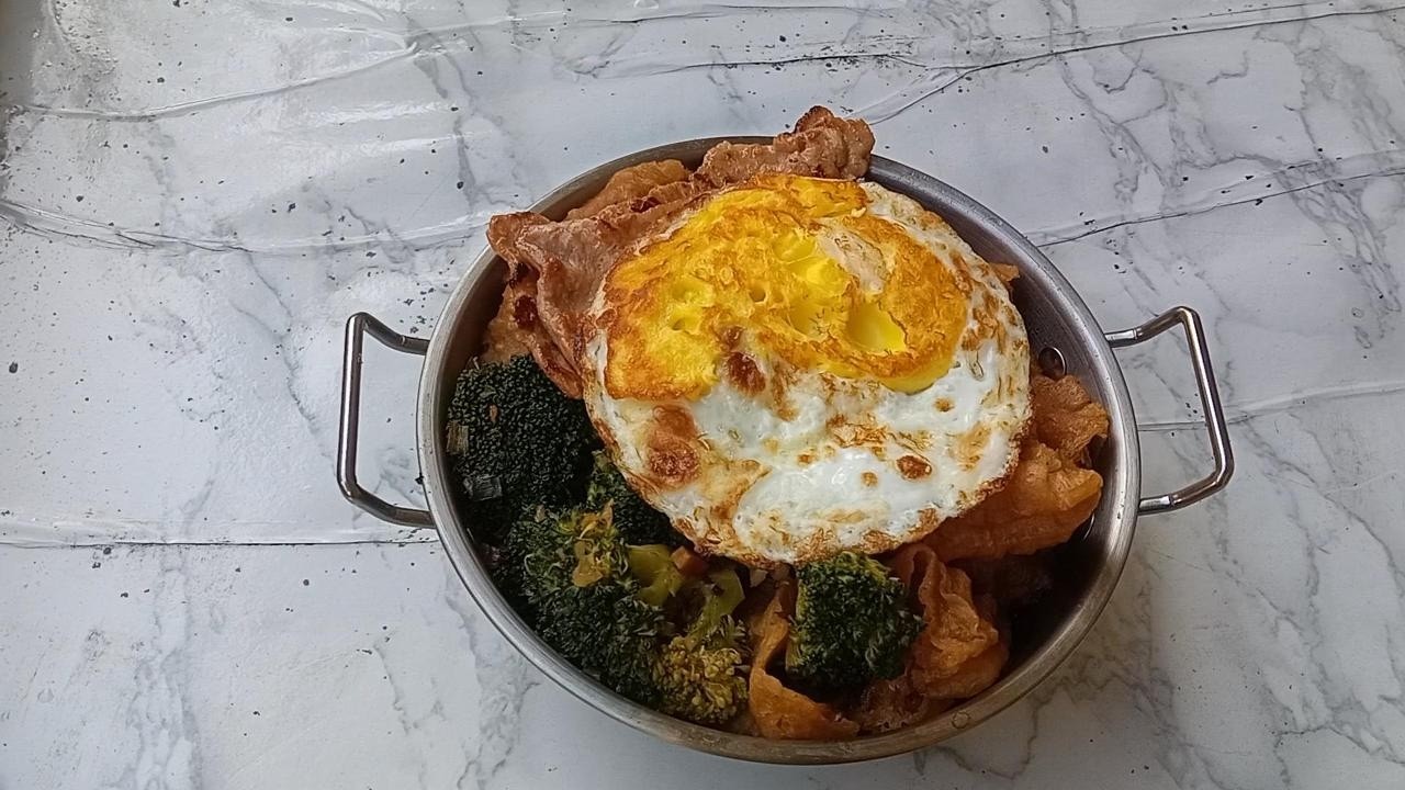 天氣冷 來一碗🍜泡麵＋鼎上一品～油炸鬼油條＋煎蛋🍳 再配蜜汁燒肉超滿足#food