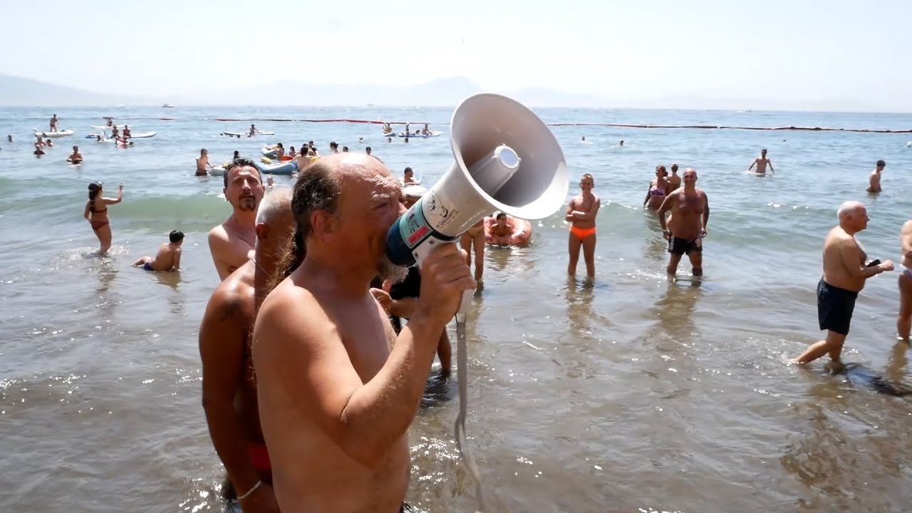 Napoli, flash mob in difesa delle spiagge libere: «Sono sempre di meno»