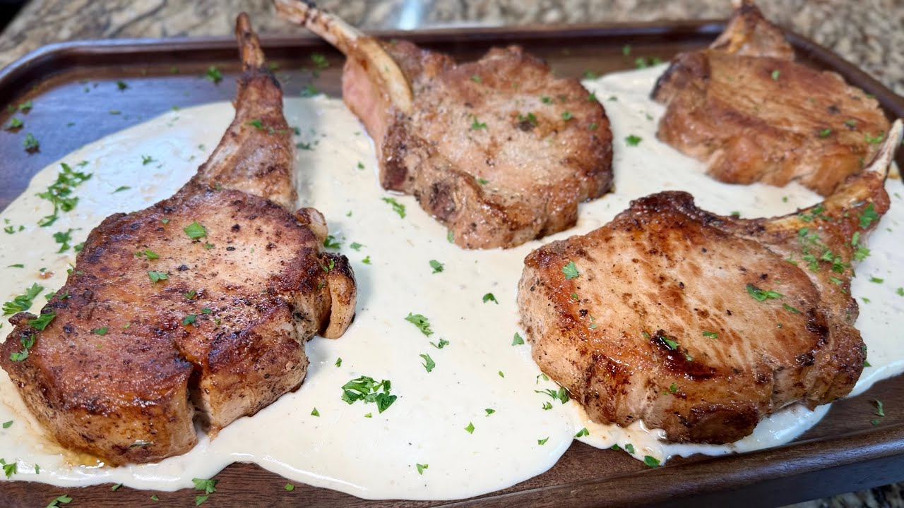 CHULETAS DE CERDO Estilo Restaurante CON SALSA DE SARTÉN CREMOSA Perfectas para tus Fiestas! 