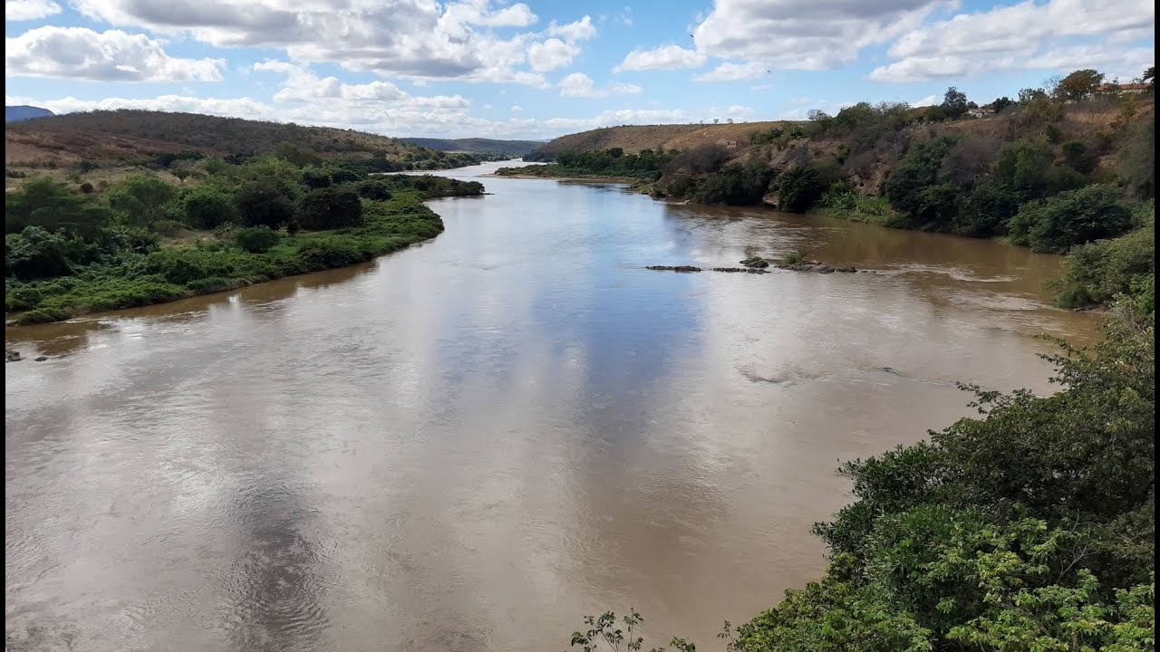 O belo encontro dos rios Araçuaí e Jequitinhonha no nordeste de Minas