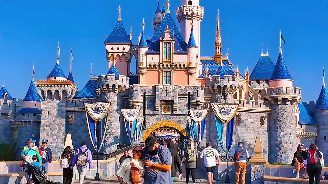 Disneyland Park Full Walkthrough - New Merch & Roger Rabbit 2025 [4K POV]