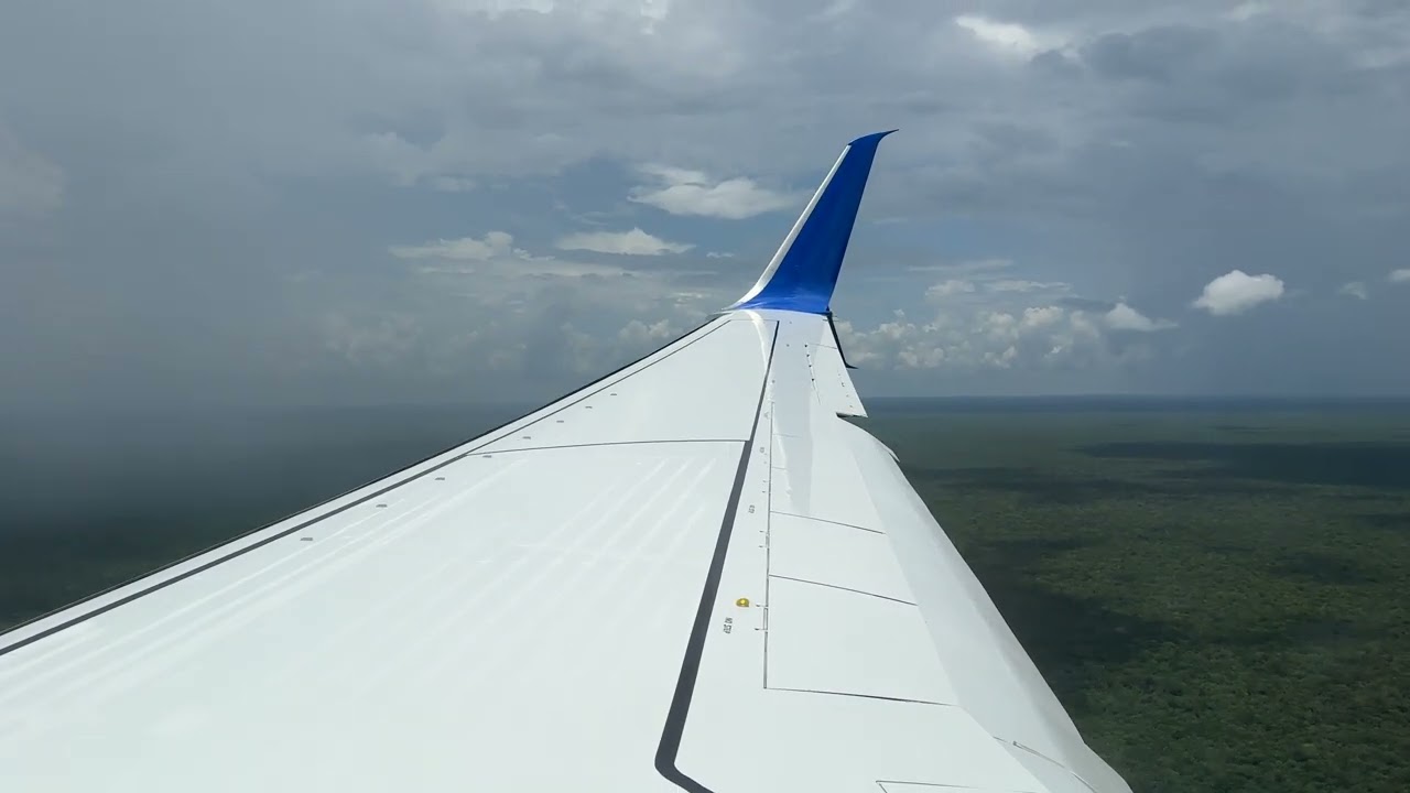 United Boeing 737-900ER (N61882) Landing in Tulum MMTL/TQO