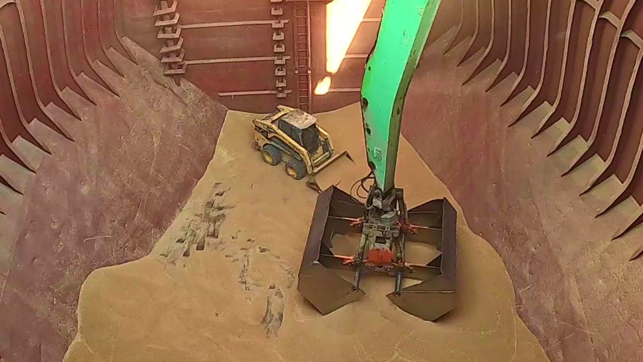 Мини погрузчик ( Bobcat ) Очистка судна ( Time Lapse )
