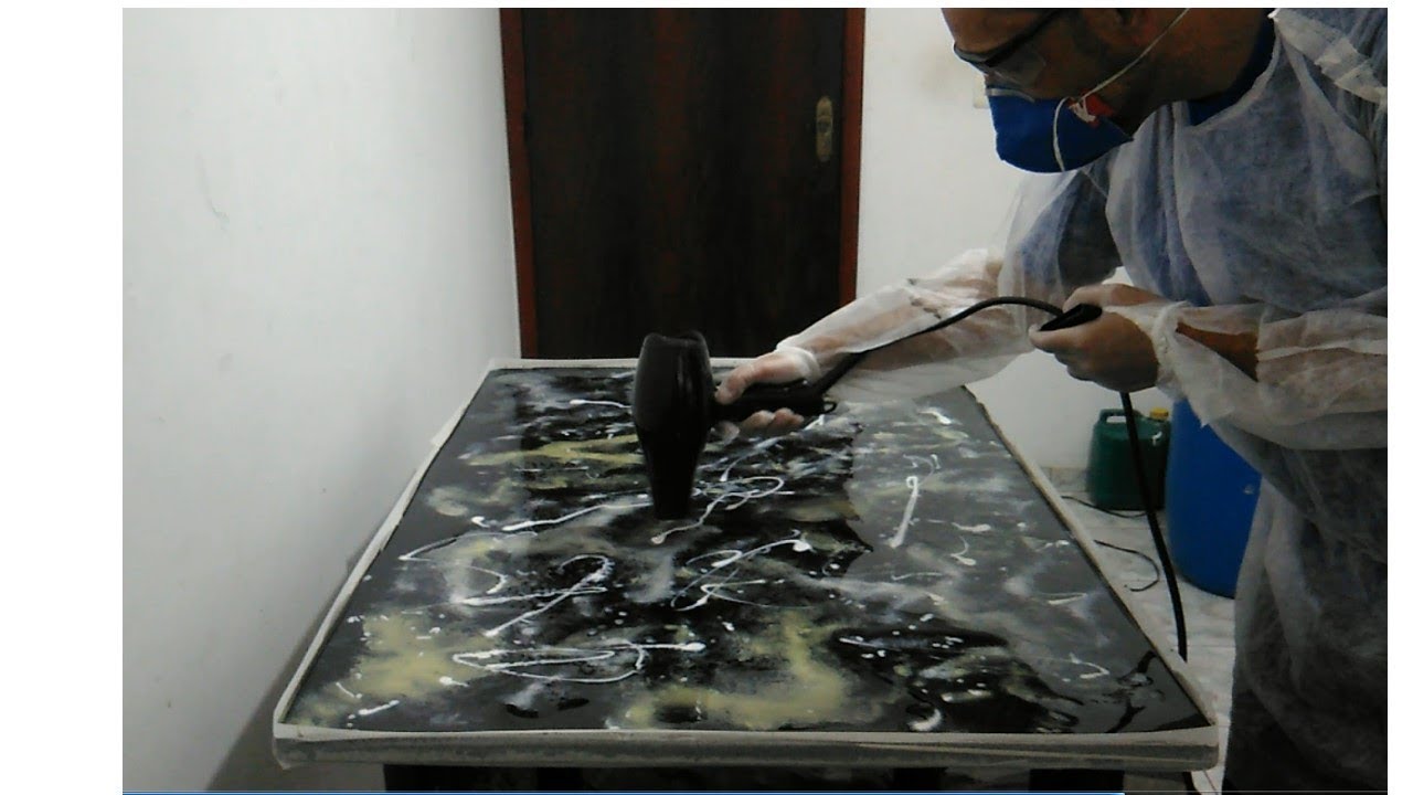 Porcelanato l&iacute;quido marmorizado na mesa