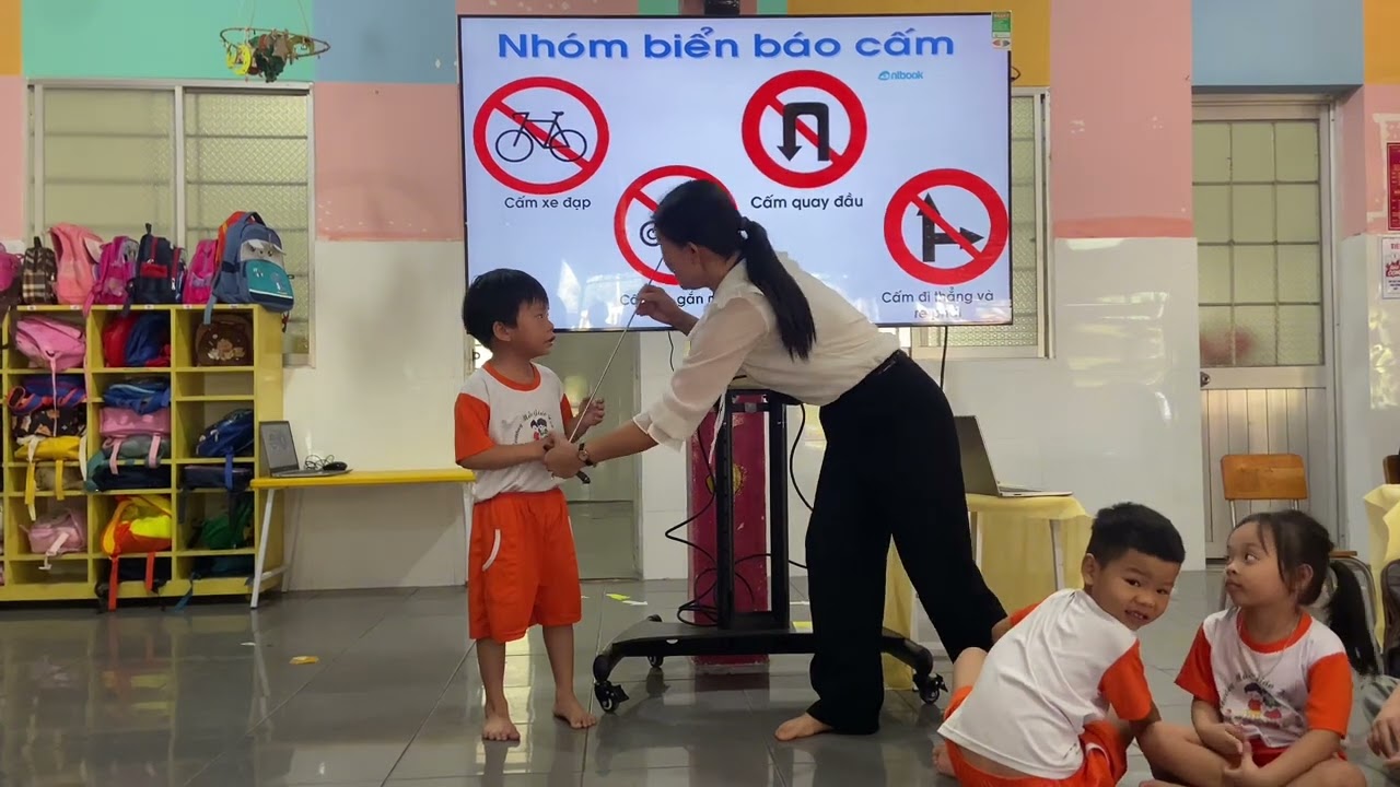 Chuyên đề ATGT - HĐ KPKH: Bé tìm hiểu một số biển báo giao thông - Lớp MGG: 5-6 Tuổi (3)