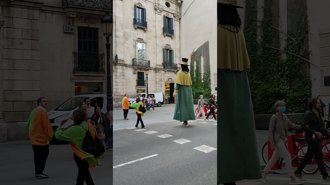 YOU WON'T BELIEVE THIS!!!! GIANT PERSON CROSSING THE STREET IN BARCELONA (La Merc&eacute; festival) #short